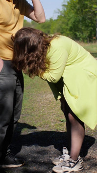 Szarpnięcie i sperma na nogach. Publicznie.