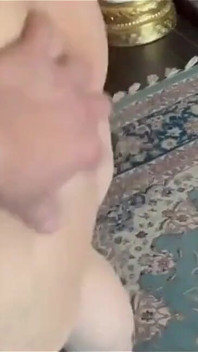 Și-a înșelat soția cu mama ei vitregă! Futută într-un cur mare și umplut-o cu spermă