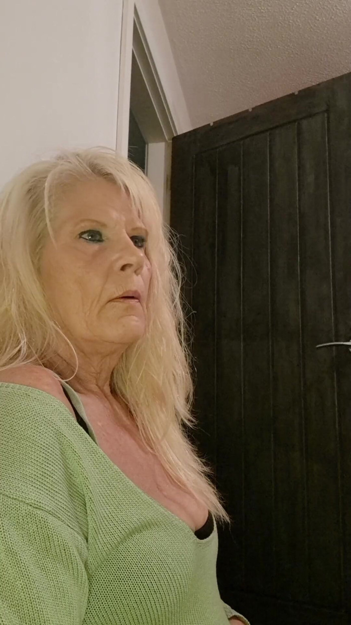 Milf-T: Nenek seksi membuatkannya Cum.mp4