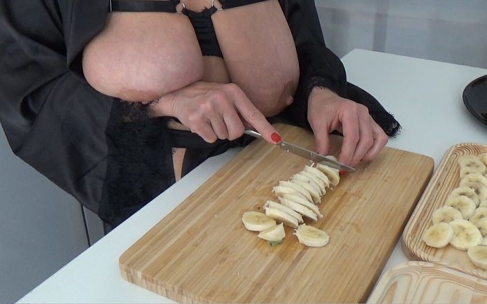 AnnaBUST: 大きなぶら下がっているおっぱいクック朝食