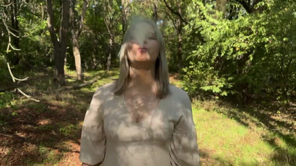 MertyXXX: 露出狂を探して廃墟となった公園を散歩する