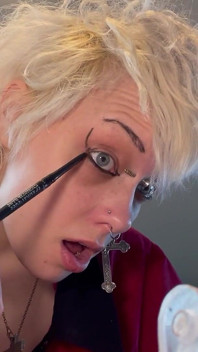 Fată gotică Glitterqueen1999 te ignoră în timp ce își aplică machiajul, ruj negru, fetiș cu ruj ignorare fetiș, umilință