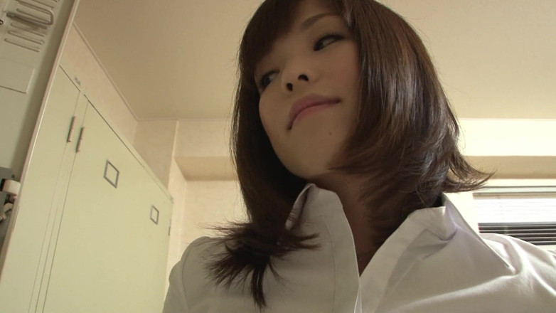 Japanese tight Pussies: jaapaani aakarshak lokar room men apna sharir dikhaati hai