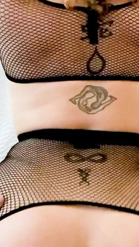 Plná legendární Sara Jay šuká a saje šťastného fanouška - dostane mrdku do pusy