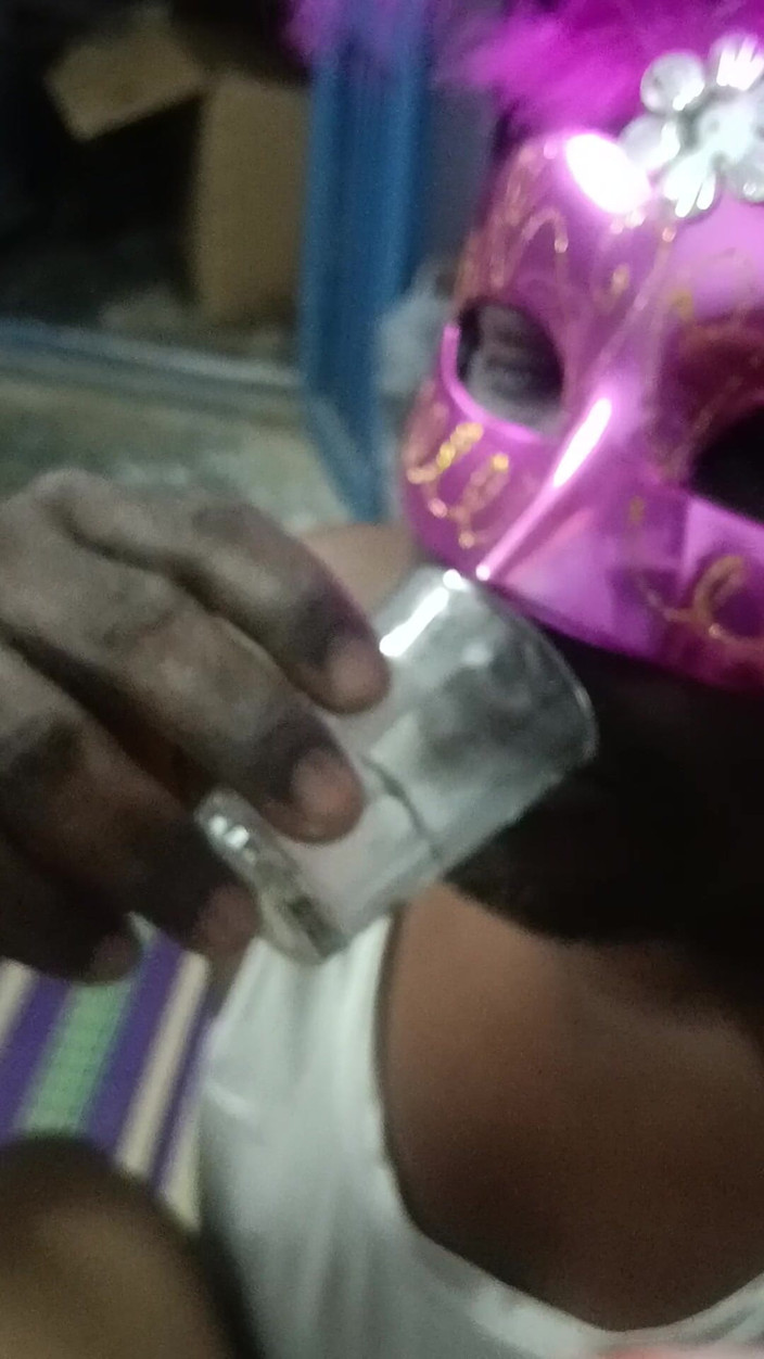 Suraas: Aldatan evli kadın gece komşusunu içiyor ve tadını çıkarıyor