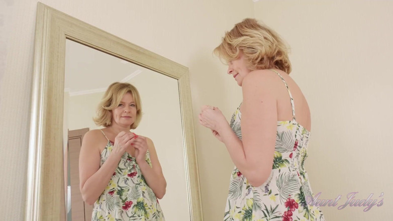 Aunt Judy's: AuntJudys - milf diana madura de 55 anos em seu vestido de...