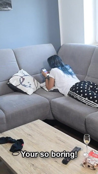 Due piedi puzzolenti di due sorellastre solletico