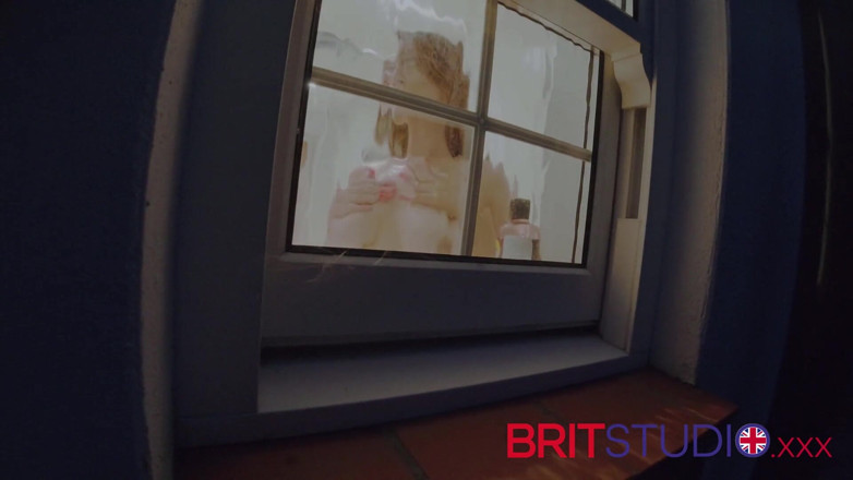 Brit Studio: 샤워하는 이웃을 지켜봐