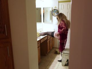 Erin Electra: Мачеха готовится к кровати, пока пасынок наблюдает и мастурбирует, пока его не поймают, и она позволяет ему положить его