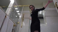 Lady Victoria Valente: Tacchi alti passi forti in bagno - clip fetish con i...