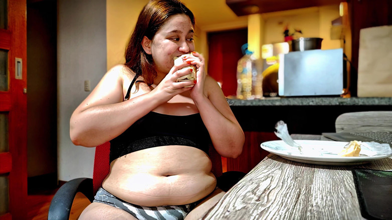 Nicole Passat: Si perut Nicole disumbat mengusik selepas sesi menyumbat Burrito besar