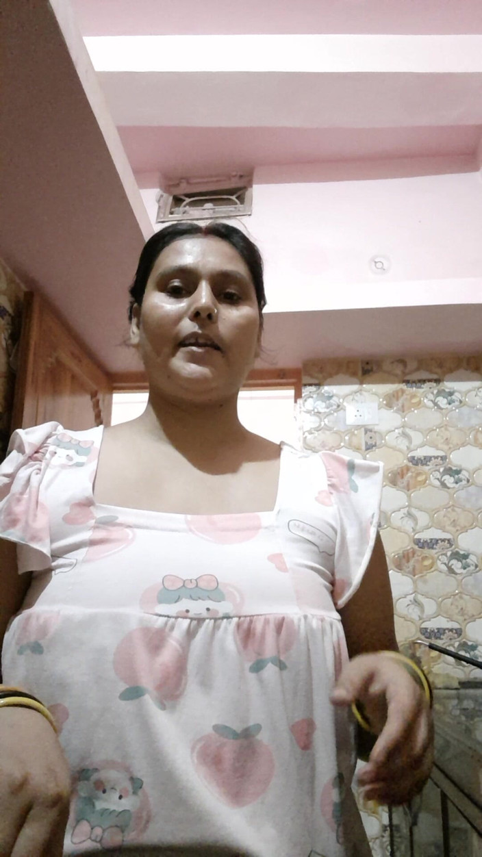 Puja555: Hintli kadın yemek yapıyor