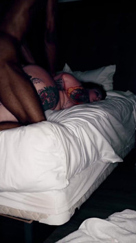 Gyllene duschar, rimming, creampies och ansiktsbehandling för tatuerad buxom brunett