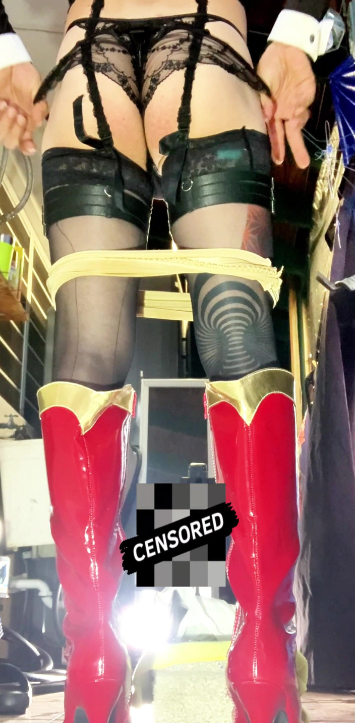 Benito414: Cewek imut ini lagi asik muasin pantatnya pakai dildo ukuran...