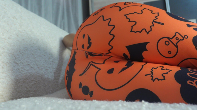 AmayaMori: Индийская сводная сестра в Хэллоуин в леггинсах пердит и мастурбирует, затем раздвигает ее задницу и пердит