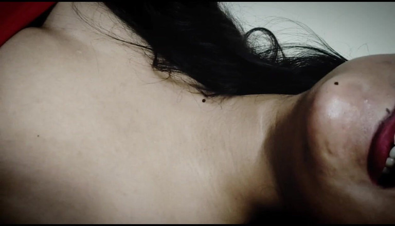 Sex bird: Hizmetçiyi para ile çekerek terk etti