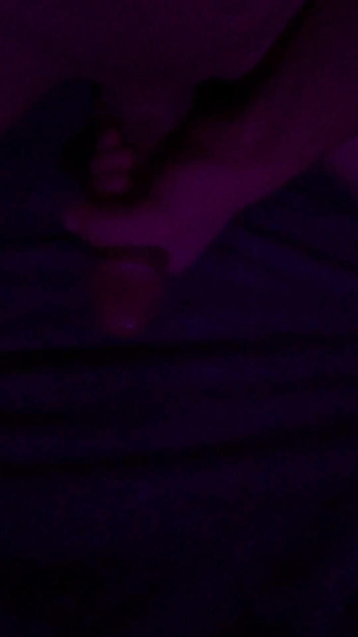 Femboy life: Uroczy, efemeryczny chłopak masturbujący się penisem