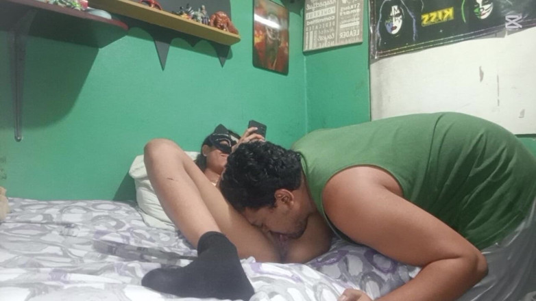 Sofixxx: Succhiare la figa del mio amico mentre sono al telefono...