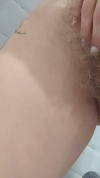 Čůrání v koupelně a škádlení koz