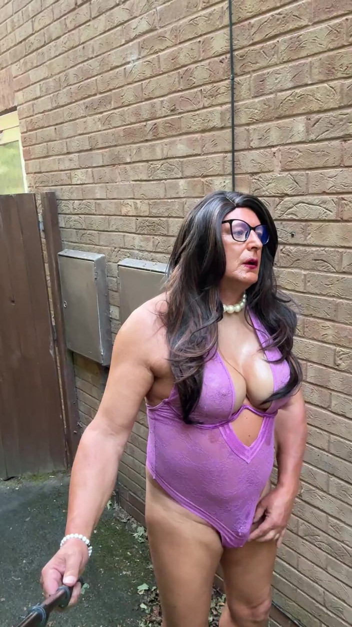 Kellycd2022: 穿着紫色性感紧身衣和高跟鞋的性感 Crossdresser Kellycd2022