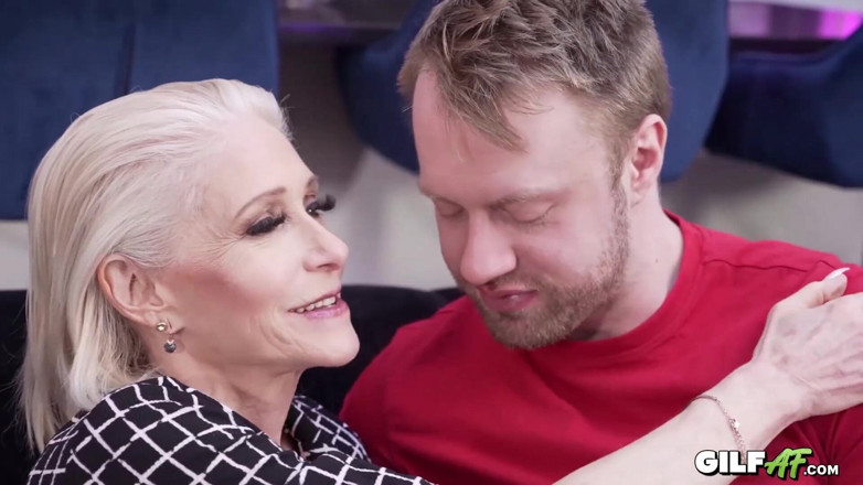 Gilf AF: Babcia zostaje zerżnięta