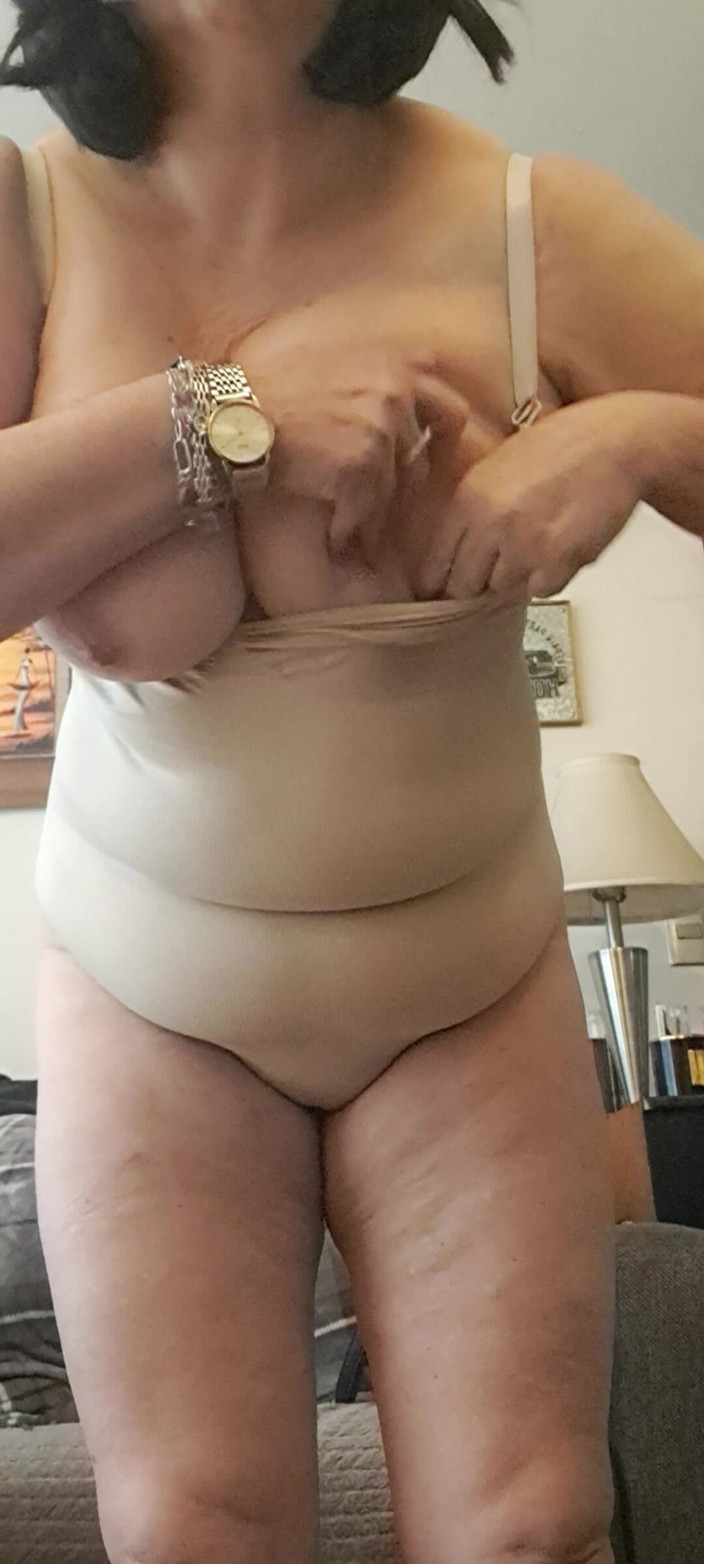 Mommy big hairy pussy: MILF with a Really Hairy, Fat Pussy