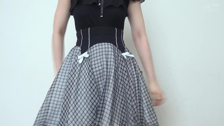 Raptor Inc: Er zijn enkele behoorlijk stomende scènes van 13 moderne meisjes die...