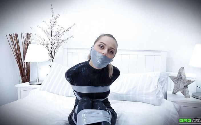 Gag Attack!: Ghi hình trong catsuit