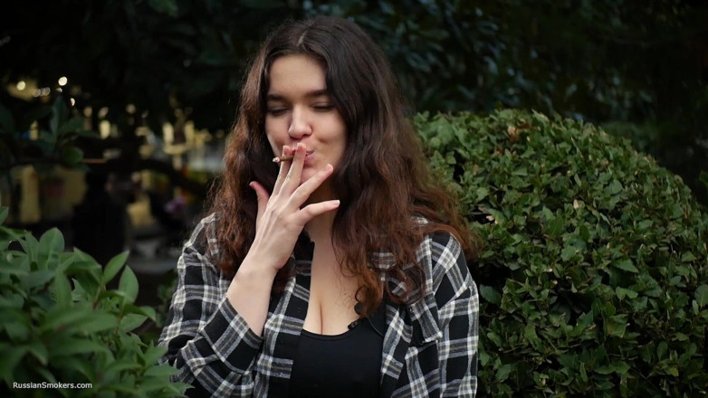 Russian Smokers: Süßes und vollbusiges russisches schätzchen raucht zigarette in der natur