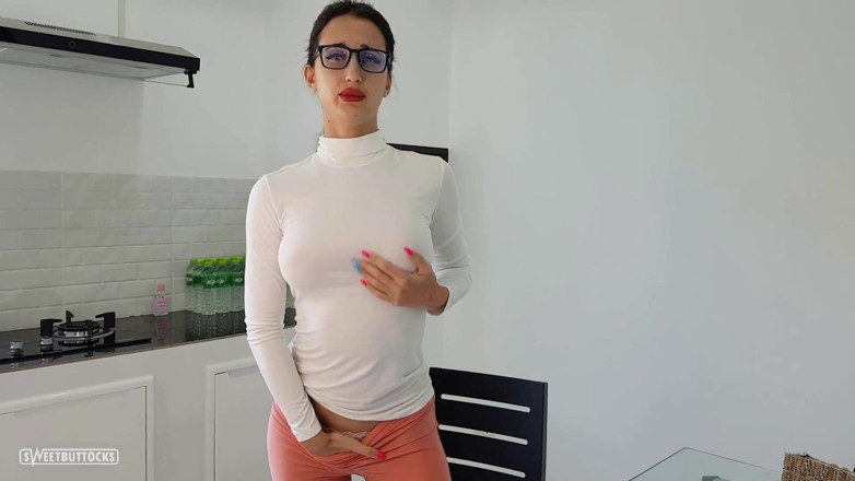 SweetButtocks: Přišla domů z práce a začala se šukat do zadku robertkem