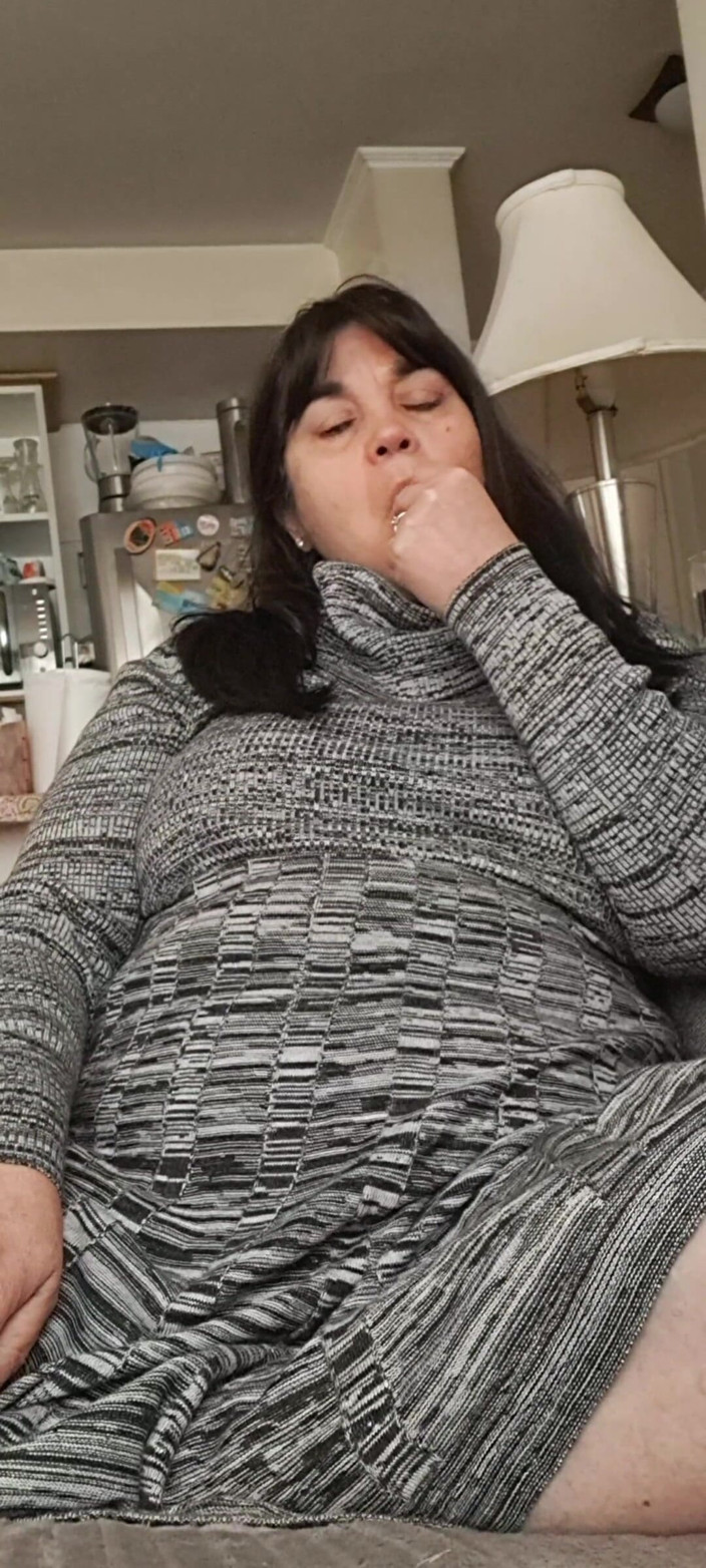 Mommy big hairy pussy: ड्रेस के नीचे देख रही है, बालों वाली चूत गीली है