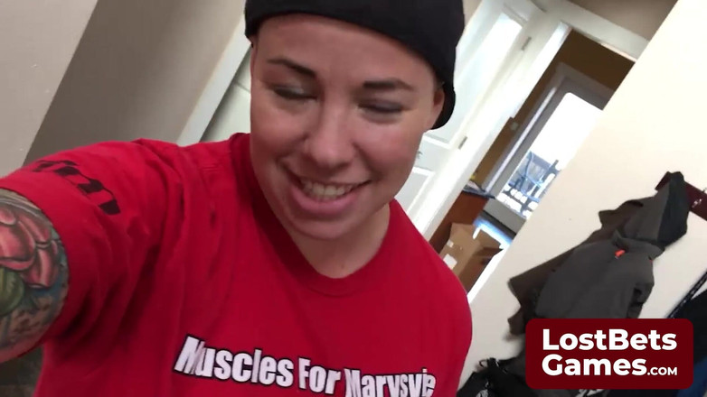 Lost Bets Games: 그녀는 생일에 문신 가게 밖에서 긴장하게 서 있었다.