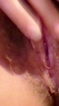 Mira Que Peludo Es Mi Coño Tras años De Usar Enormes Consoladores En La Cara Y La Espalda.