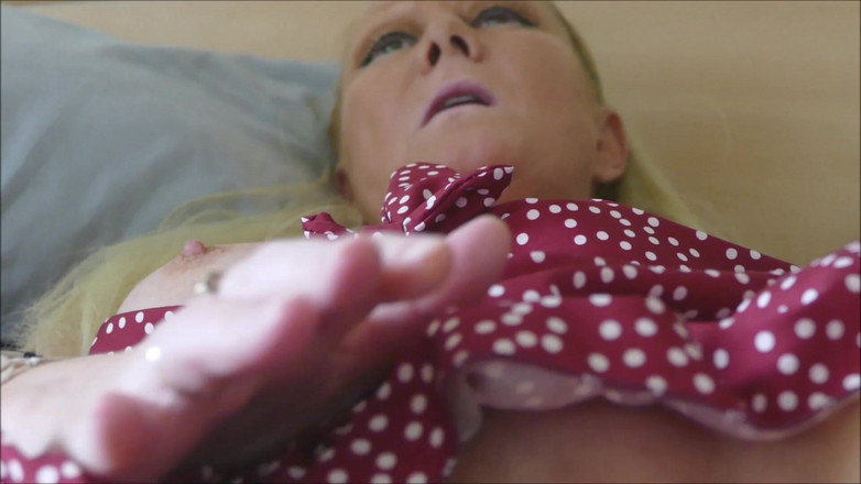 Natalie K: クローズアップオナニーと私と射精私のピンクの猫を指で射殺