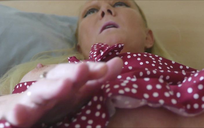 Natalie K: Närbild Onani och sperma med mig fingrar min rosa fitta