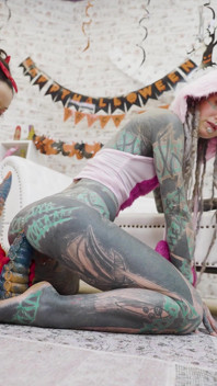 Las chicas se divierten en el infierno anal de Halloween - Anuskatzz y Stacy Bloom