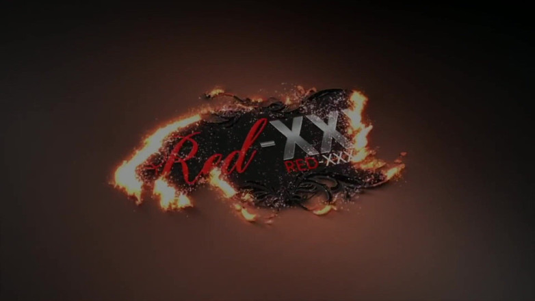 RedXXX: Czerwona XXX masturbuje się w swojej seksownej niebieskiej lateksowej sukience