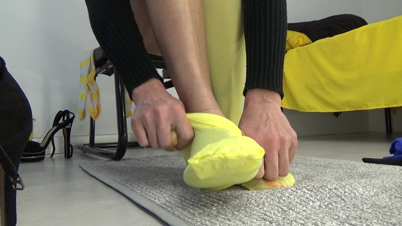 AnnaBUST: Big Foot Fetiş Roller