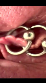 Estremo primo piano strofinando il mio clitoride con piercing da un pennello e l'enorme orgasmo mi fanno bagnare completamente la figa