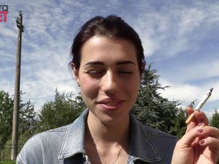 Smokin Fetish: Petra आउटडोर अपने सिगरेट्स को धूम्रपान करना पसंद करती है