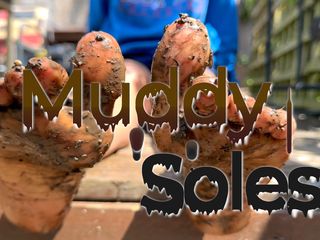 Wamgirlx: Muddy Soles - 裏庭でつま先の間に泥を挟んで遊ぶ