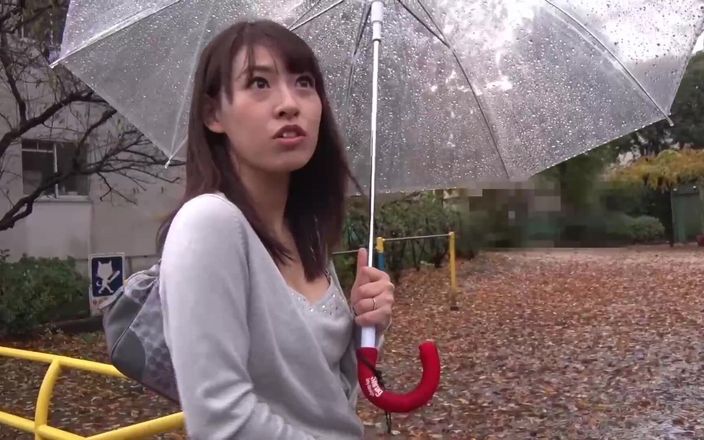 Raptor Inc: Seorang wanita berendam di tengah hujan, membasahi memeknya.