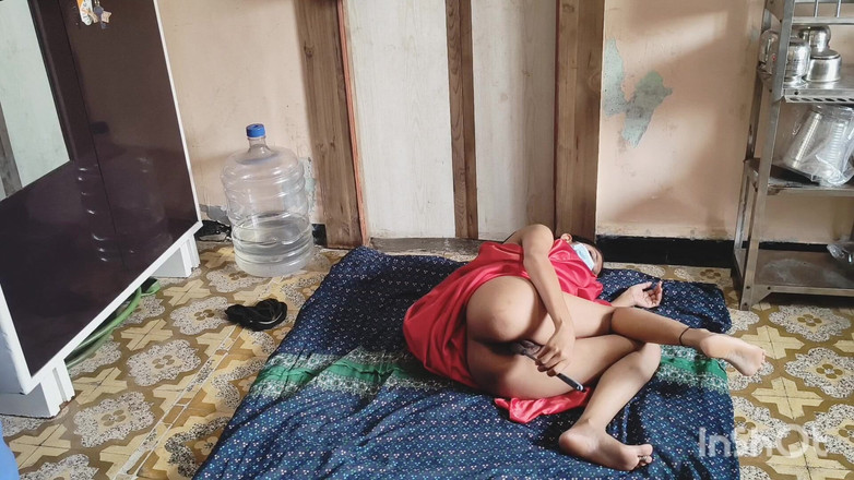Desishycouple: Дези бхабхи Шивани мастурбирует в красной сари.