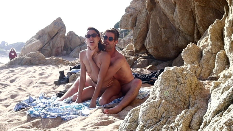 Magia Rosa: Couple Caught Having Sex on the Beach