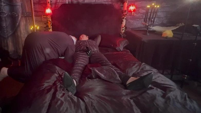 Lanista_Bear: Del 1 Drottning Vampyr förvandlar prästen till en kuk suger hora