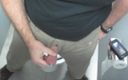 Tjenner: Io mi masturbo e vengo in un bagno in ufficio