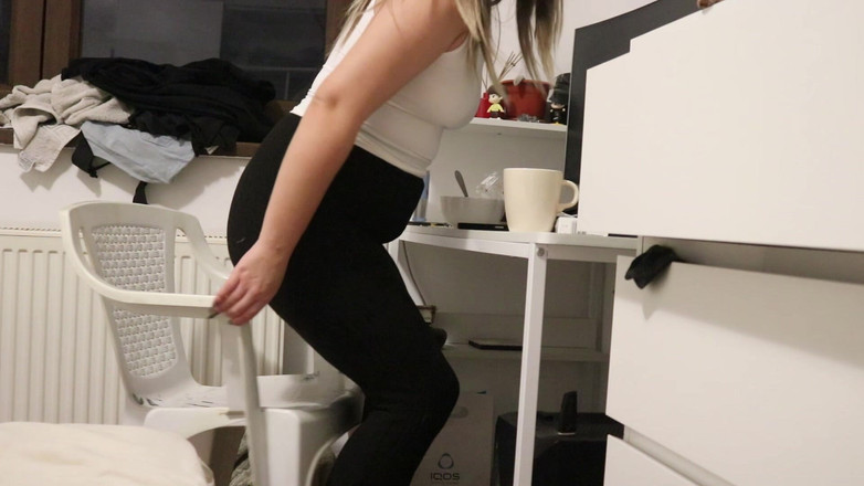 NipsAndStrips: Prdění při jídle v mém stole