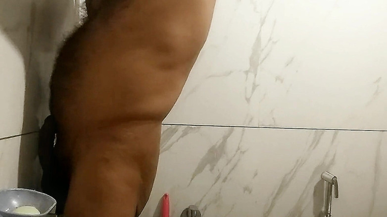 Meplayvid: Melancap perlahan di bilik air