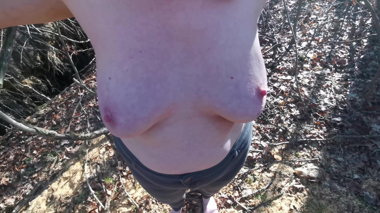 Bouncy Tits Action: 해변에서 벌거벗은