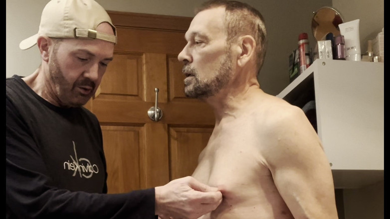 Tyler8: Un pote taille une pipe pendant que son beau-père fume